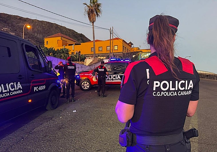 La Policía Autonómica reduce a un hombre armado con un hacha tras atrincherarse en una vivienda de Las Palmas de Gran Canaria