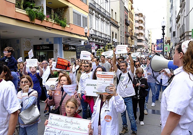 Batas blancas, tambores y gritos por la sanidad canaria