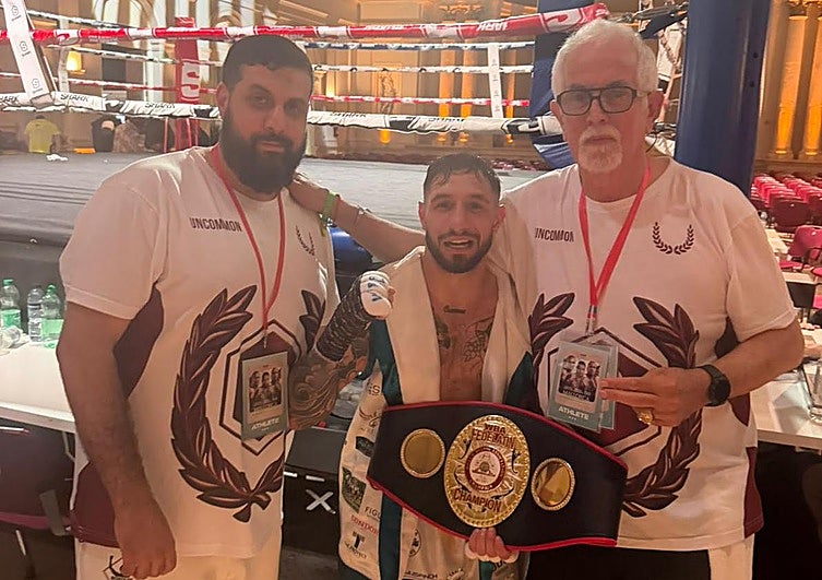Enorme Samuel Carmona, que revalida la corona de la WBA