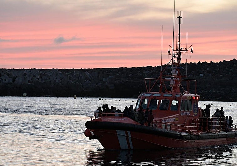 Salvamento Marítimo rescata a 110 personas a bordo de un cayuco cerca de El Hierro