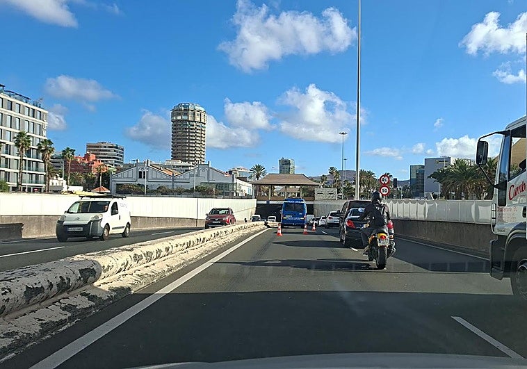 Un accidente entre dos vehículos en Santa Catalina provoca grandes retenciones en Las Palmas de Gran Canaria