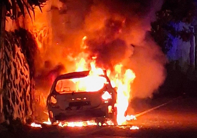 Arde un vehículo en la GC-42 en dirección a San Mateo sin causar heridos