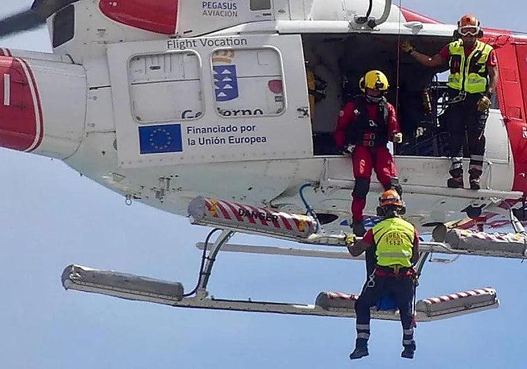 Buscan por aire y mar al hombre desaparecido tras subir la marea en el barranco de Ugán, en Fuerteventura