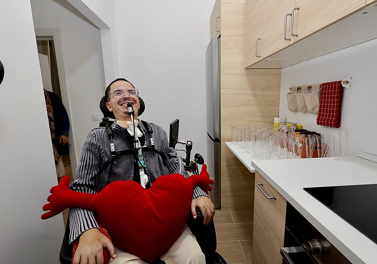Miguel Planas ya está en casa tras seis años viviendo en el hospital Insular: «Ha sido un camino largo y difícil»