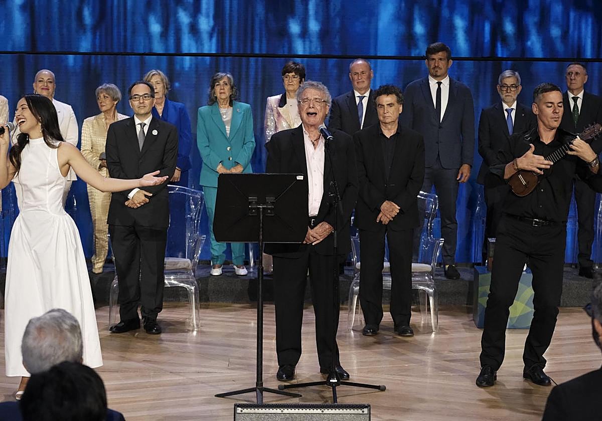 El himno canario, ya con las «ocho peñas», se estrena con la voz de Braulio