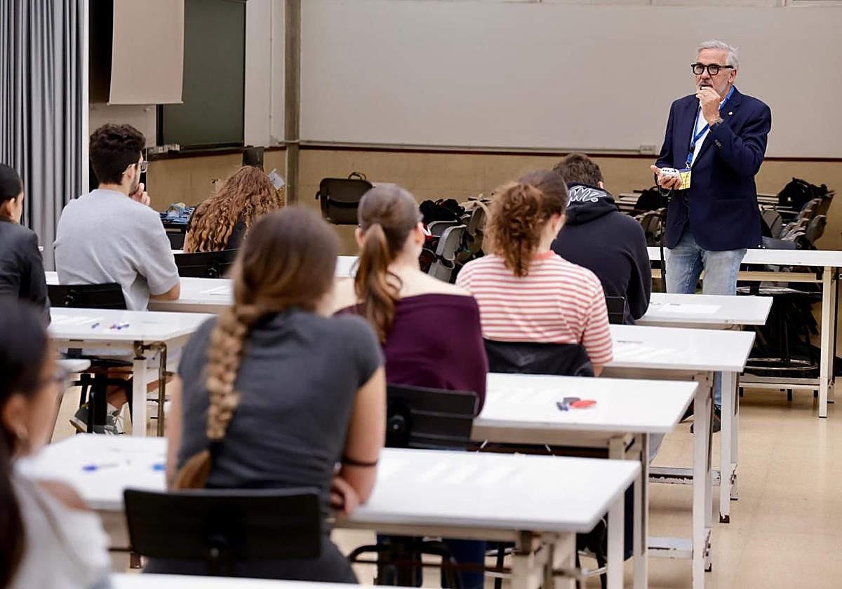 La PAU arranca hoy en Canarias para 10.750 estudiantes: el rector desea «mucha mierda» antes del primer examen