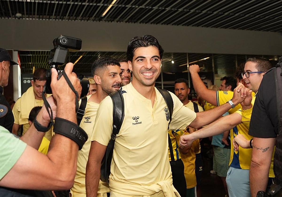 «¡Las Palmas es de Primera y pobre del que quiera robarnos la ilusión!» Así recibió a la afición a los jugadores este martes en el aeropuerto