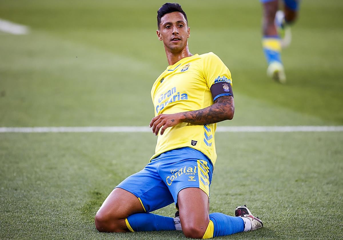 El futbolista tinerfeño Maikel Mesa acepta ocho meses de prisión por agredir a un juez en La Laguna