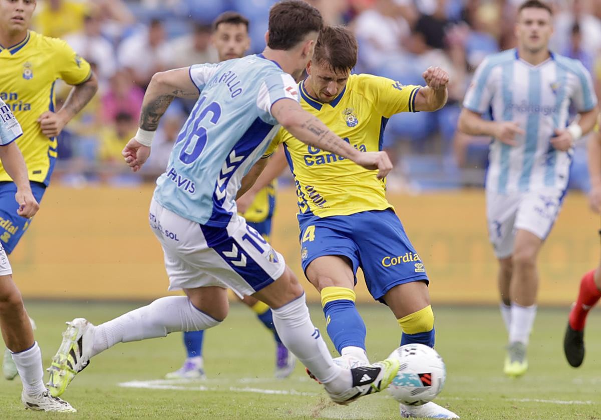 El frenesí malacitano, condicionado por el colmillo de la UD Las Palmas y el sobreesfuerzo de la temporada