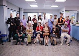 El elenco de 'El Ambulatorio' posa en uno de los escenarios de la serie.