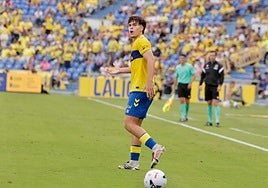 Iñaki González protesta 9una falta que no era en el partido entre la UD Las Palmas y el Burgos.