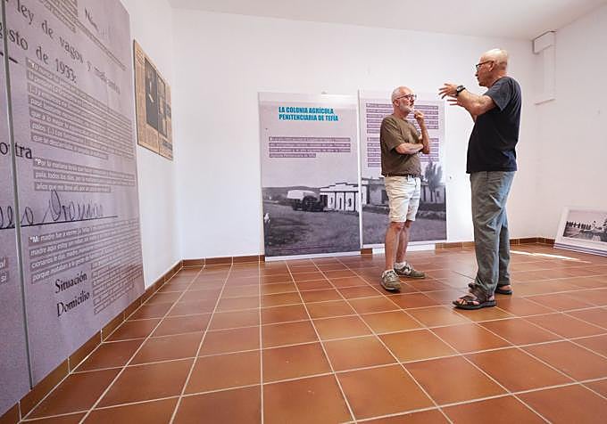Víctor Ramírez dialoga con León Martín, expresidente del colectivo Altihay, de Fuerteventura, en el centro de interpretación habilitado en la antigua colonia agrícola de Tefía, en Puerto del Rosario.