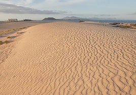 Dunas en el Parque Natural de Corralejo, con Lobos y Lanzarote al fondo.