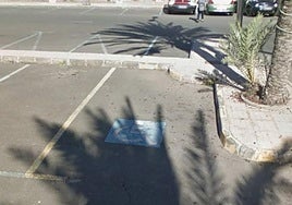 Imagen de una plaza PMR que el colectivo entiende que no tiene las dimensiones adecuadas.