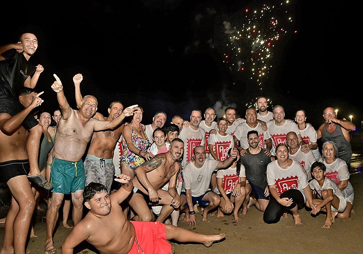 La Naval cumple con la tradición en su chapuzón
