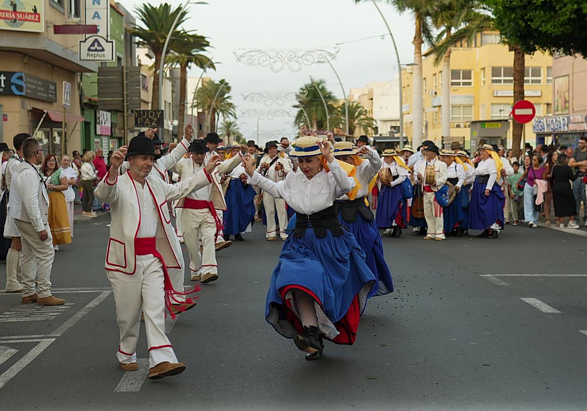 Vecindario ofrenda a San Rafael en su día grande