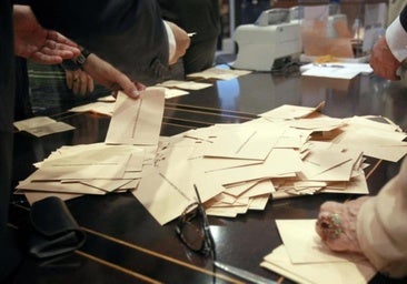 Imagen de archivo de un recuento de votos del exterior.