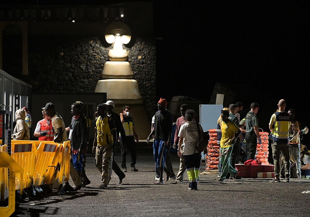 Llegan a Canarias 434 personas, al menos diez menores entre ellas, en tres cayucos y una patera desde el viernes