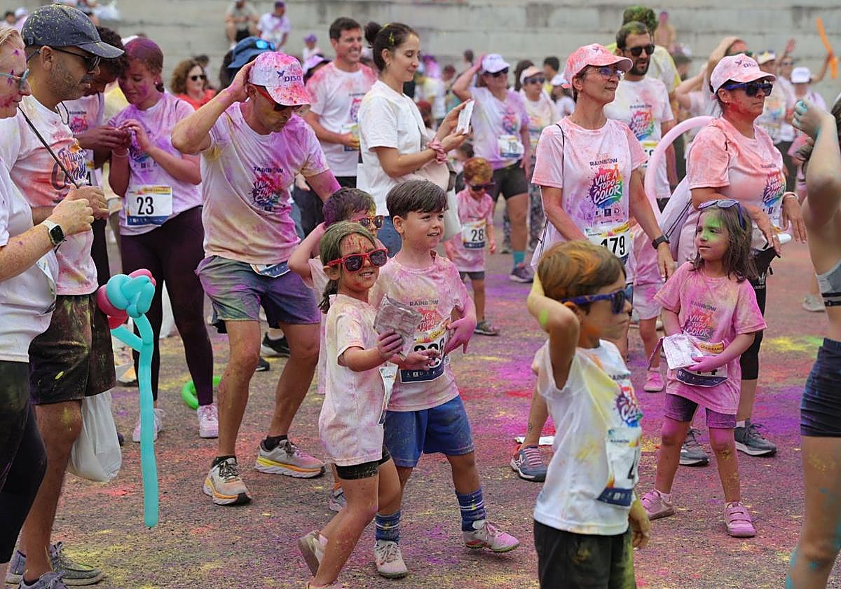 La Rainbow Family colorea el Gran Canaria Arena y recauda más de 6.000 euros contra el cáncer infantil