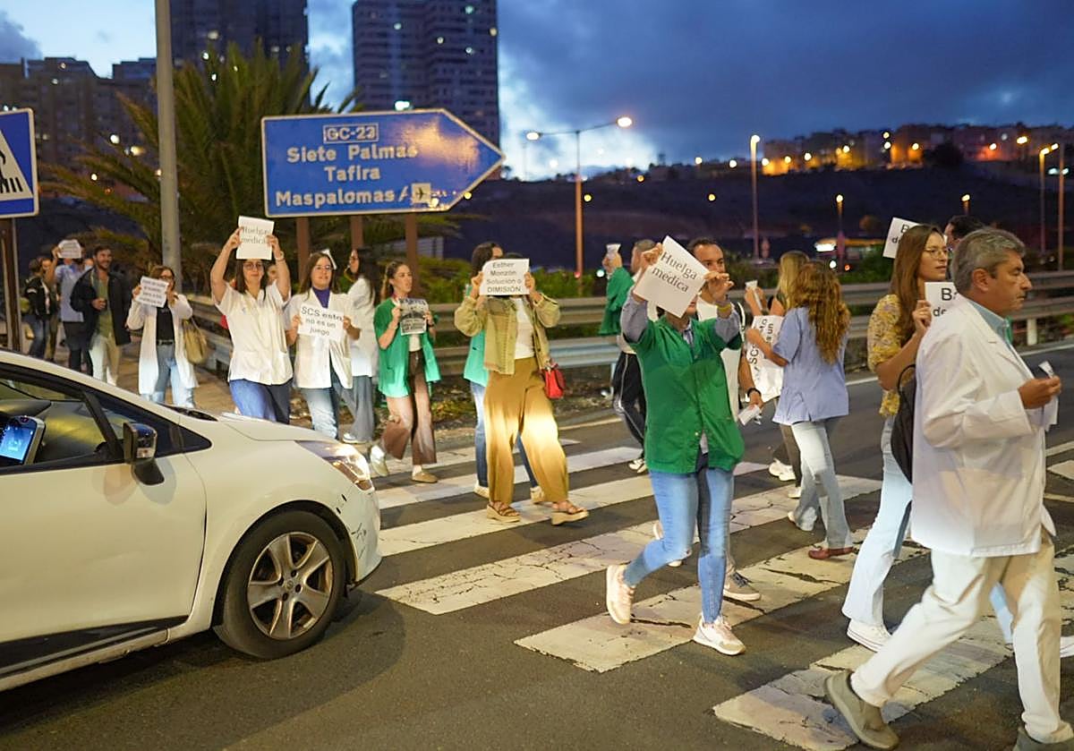 Los médicos mantienen el pulso al SCS y llevan la protesta a la calle