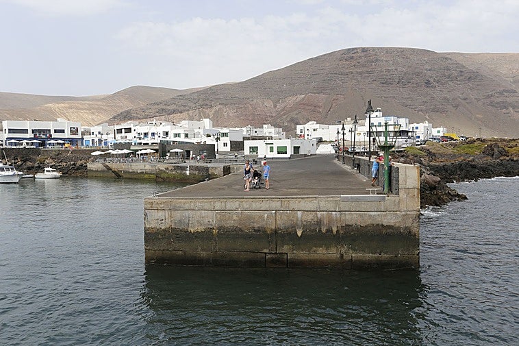Cinco franceses resultan heridos al encallar un velero en el norte de Lanzarote