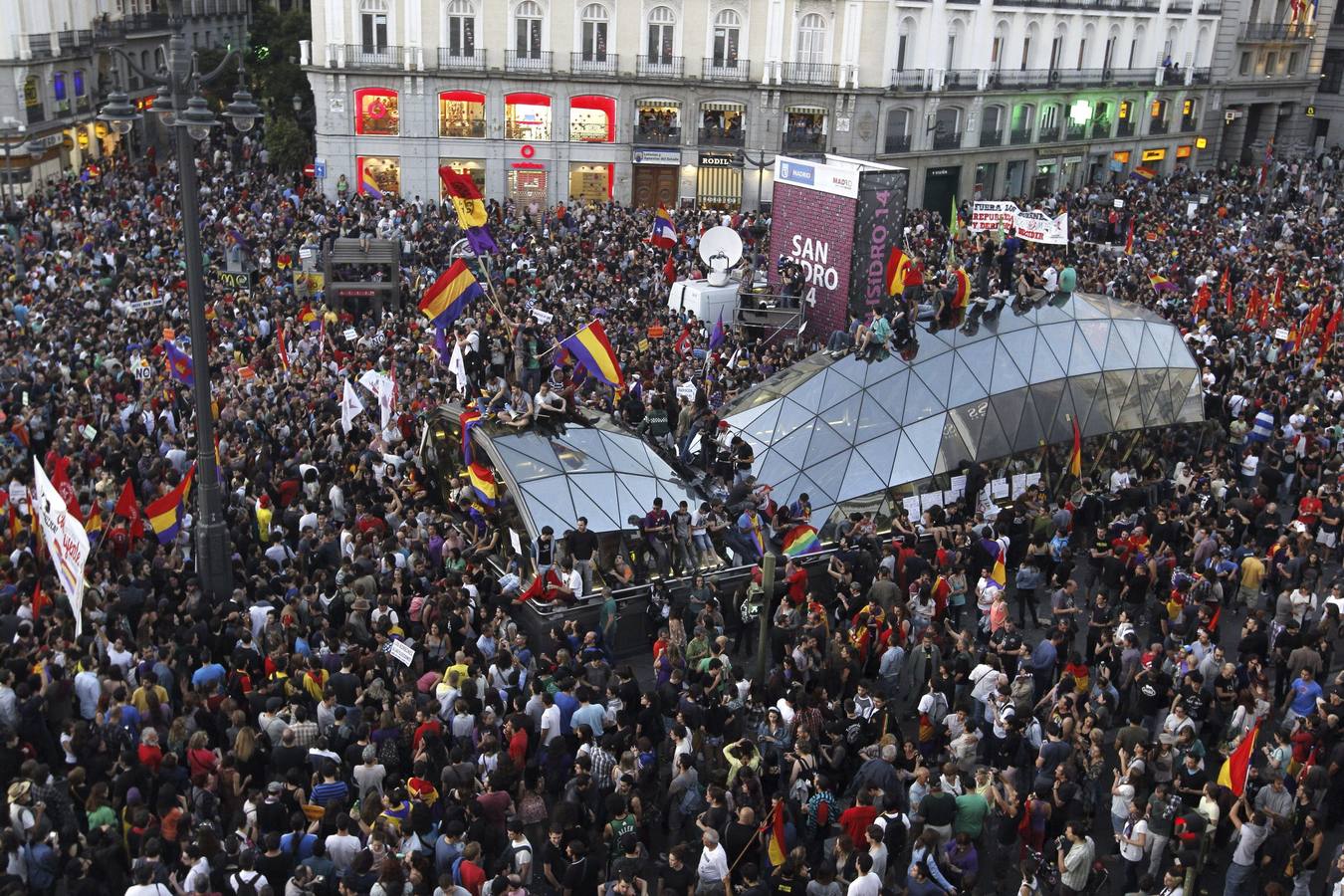 Miles de personas claman por la III República en Sol