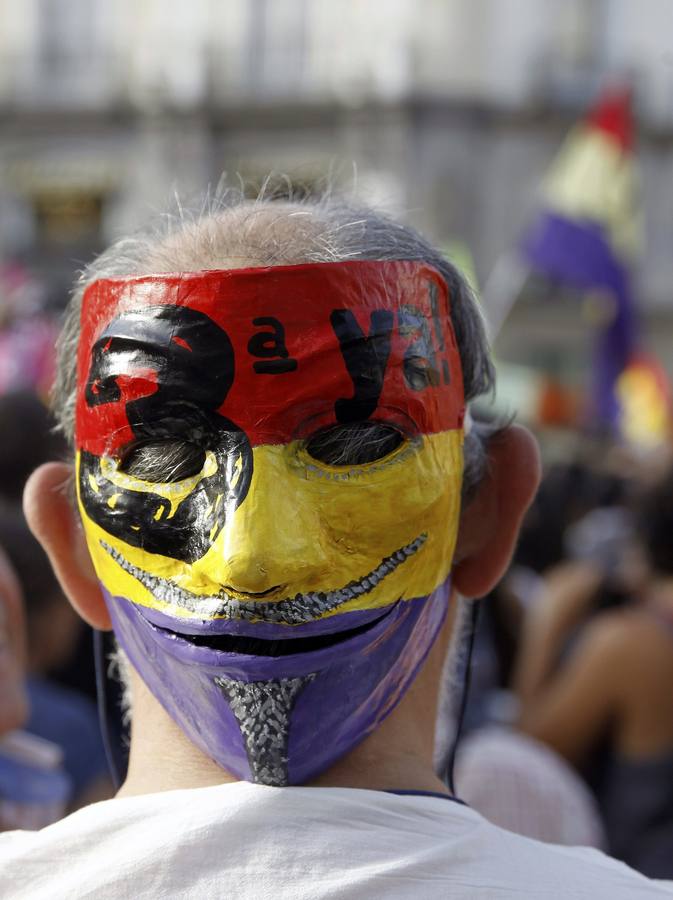 Miles de personas claman por la III República en Sol