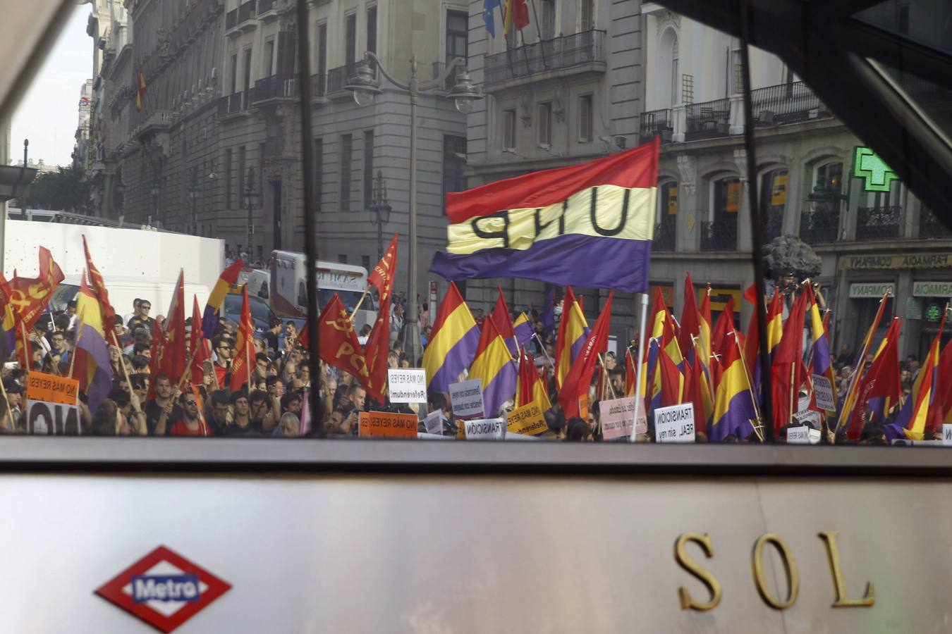 Miles de personas claman por la III República en Sol