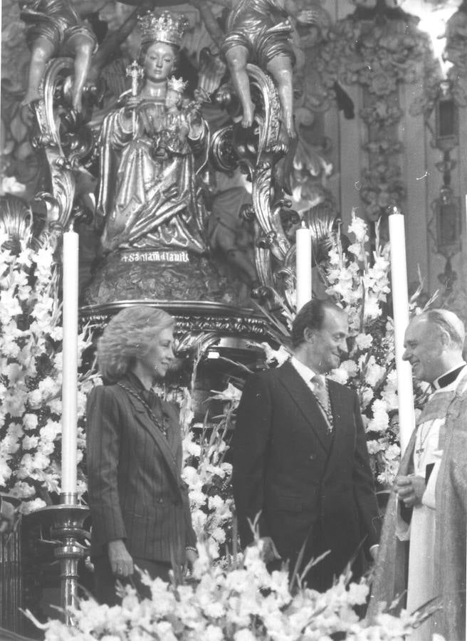 En La Victoria (1989). Doña Sofía y Don Juan Carlos hicieron una visita al Santuario de La Victoria. En la foto, con el entonces obispo Ramón Buxarrais. / ARCHIVO