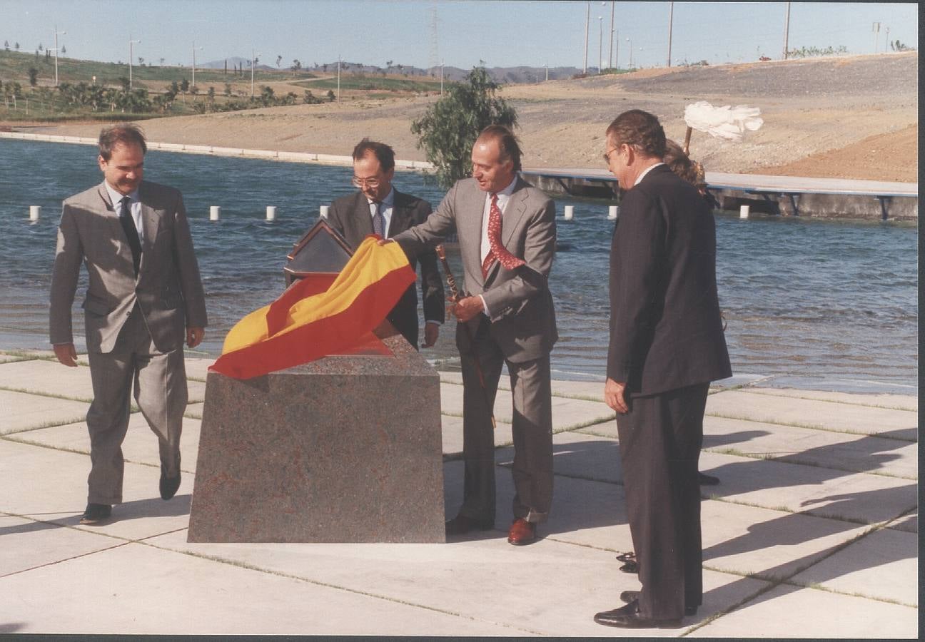 Inauguración del PTA (1992). El Rey asiste al acto de inauguración del Parque Tecnológico de Andalucía (PTA). En la foto, con el entonces presidente de la Junta de Andalucía, Manuel Chaves. / FERNANDO GONZÁLEZ