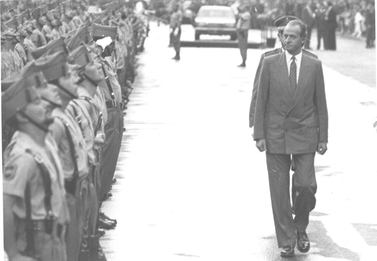 Visita en 1989. El Rey pasa revista a las tropas. / ARCHIVO