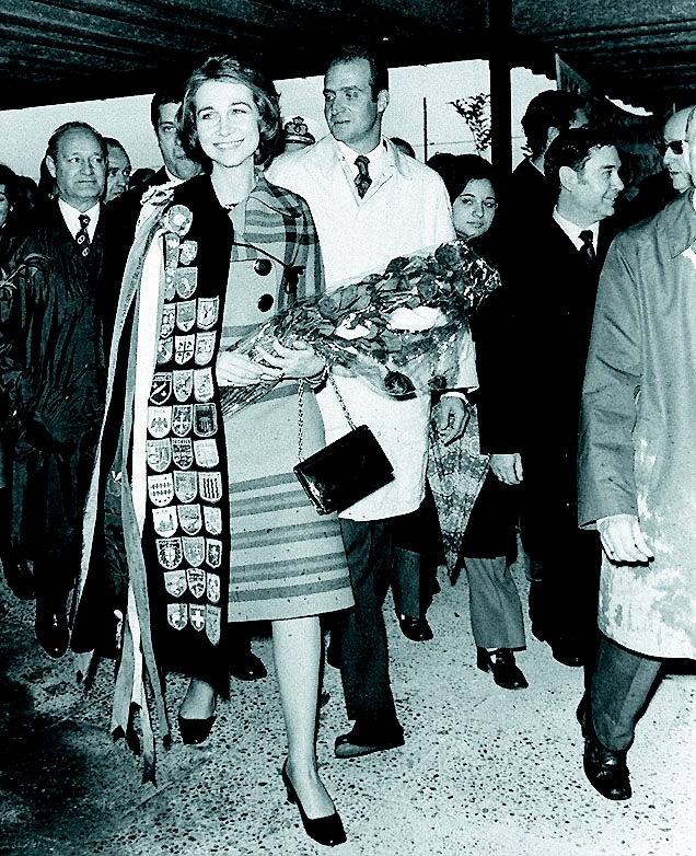 Visita de los Reyes como Príncipes (1972). Los Reyes visitan la Facultad de Ciencias de la Universidad de Málaga, aún como Príncipes. / ARCHIVO