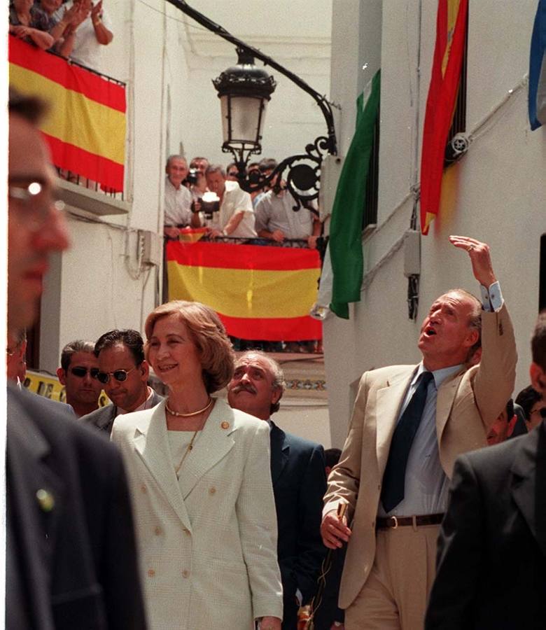 Visita a Frigiliana (1998). La llegada de los Reyes a Frigiliana (1998) revolucionó el municipio. Don Juan Carlos y Doña Sofía visitaron la fábrica de miel El Ingenio. / SALVADOR SALAS