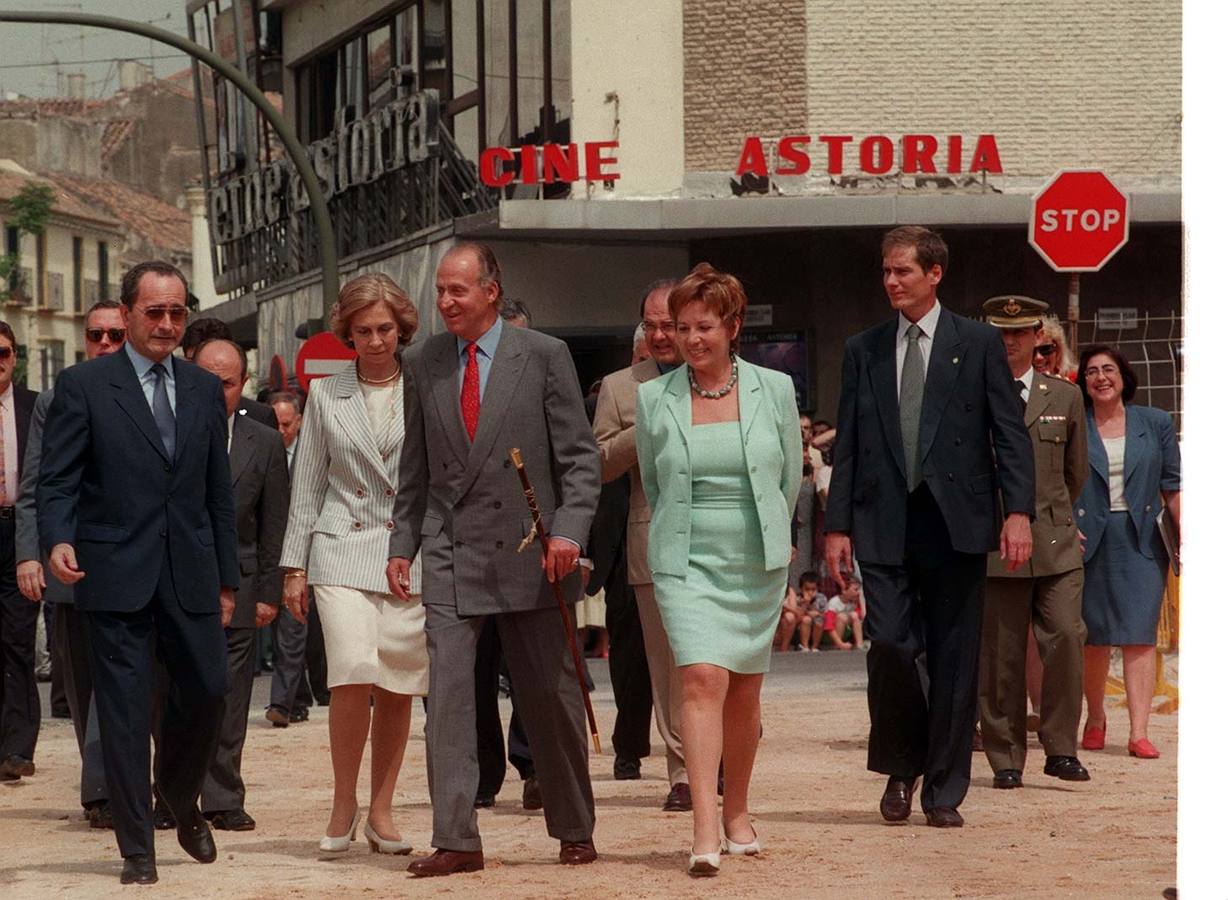 Ante el cine Astoria (1998). VIsita del Rey y la Reina a Málaga, en la que recorrieron varios puntos de la provincia con una apretada agenda. En la foto, con Celia Villalobos y Francisco de la Torre en la zona de la Plaza de la Merced. / FERNANDO GONZÁLEZ