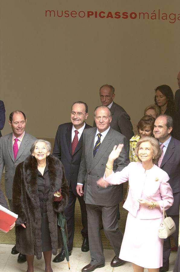 Inauguración del Museo Picasso Málaga (2003). Los Reyes asistieron a la inauguración del Museo Picasso Málaga. En la foto, junto al entonces presidente de la Junta de Andalucía, Manuel Chaves, y los herederos del artista.
