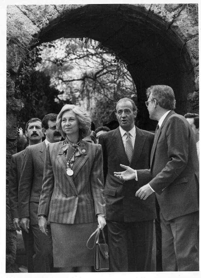 En el Teatro Romano (1989). Primera visita como Reyes a Málaga. En la imagen, junto a José María Rodríguez de la Borbolla y Pedro Aparicio. / ARCHIVO
