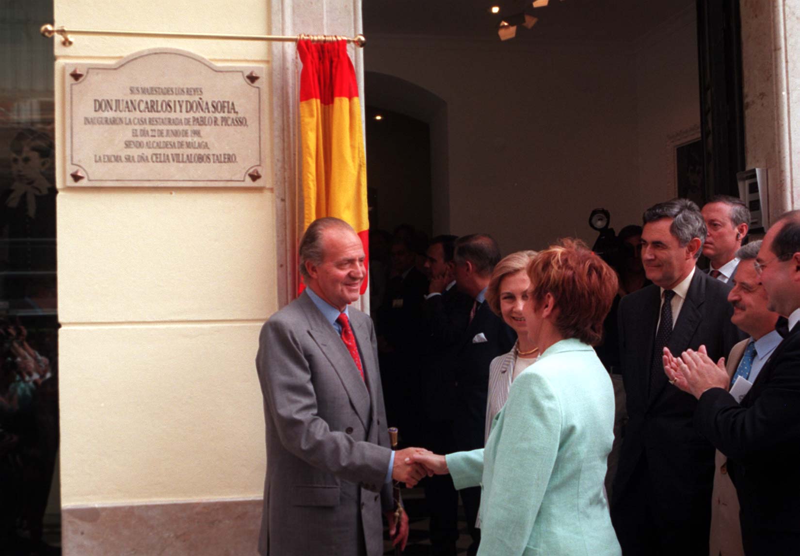 Casa Natal de Picasso (1998).. El Rey, tras descubrir la placa de la restaurada Casa Natal de Picasso (1998), saluda a la entonces alcaldesa de la ciudad, Celia Villalobos.