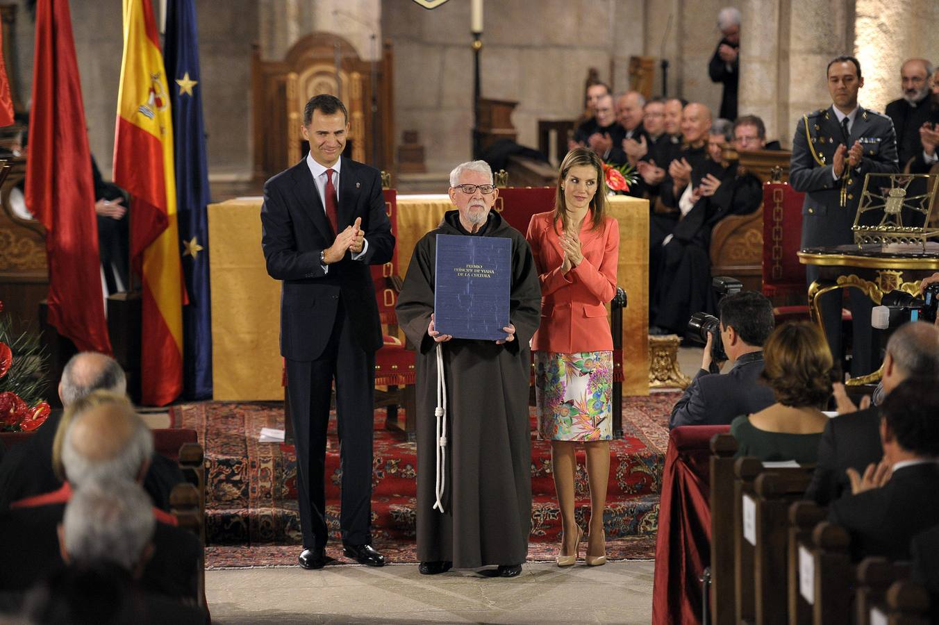 Los Príncipes de Asturias entregan el Premio Príncipe de Viana al historiador Tarsicio de Azcona