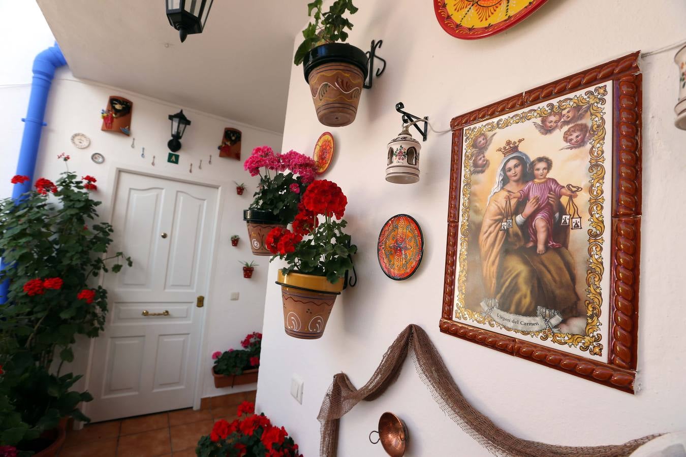 La Virgen del Carmen preside el corralón de la calle Jara.