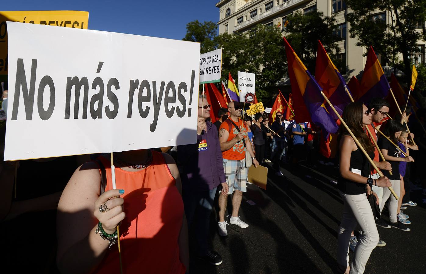 Miles de personas se manifiestan por la consulta sobre la monarquía