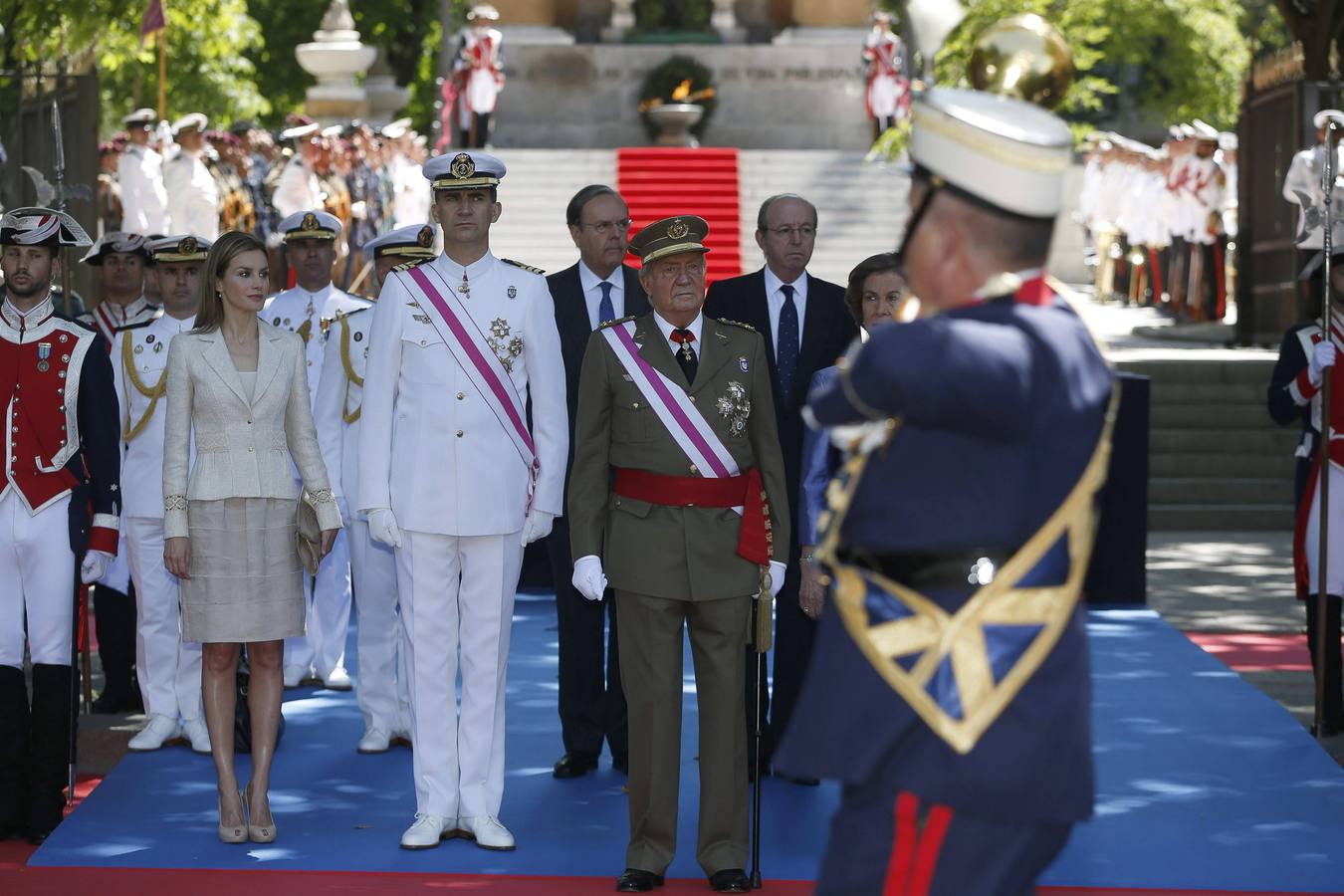 Los Reyes y los Príncipes llegan a la madrileña plaza de la Lealtad.