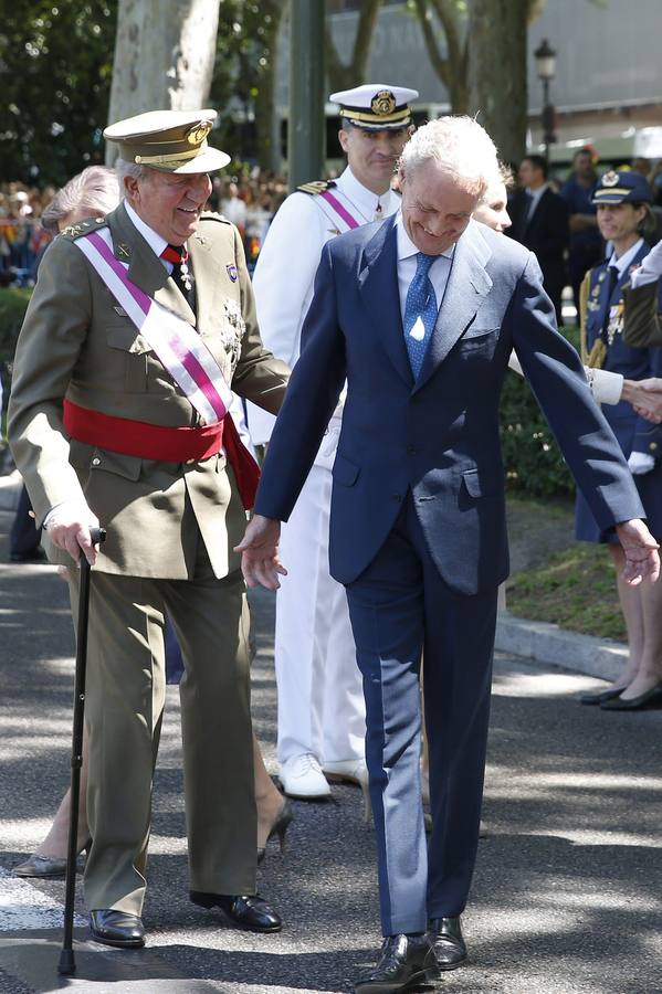 El Rey junto al ministro de Defensa, Pedro Morenés, llega a la madrileña plaza de la Lealtad.