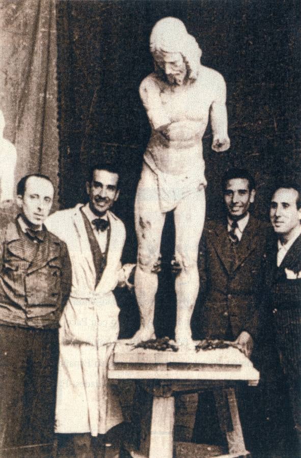 Con su hijo Juan (a su derecha) y los pintores Ramos Rosas y Torreblanca en el taller que Juan Vargas tuvo en la calle Pozos Dulces. Allí esculpió al Cristo de los Gitanos.