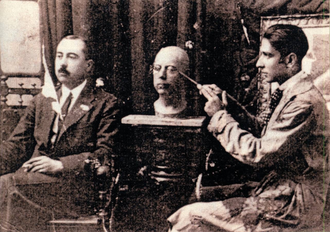 Vargas modela el retrato de Wenceslao R. Salinas Raggio, personalidad de la vida malagueña de los años 20.