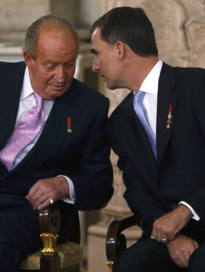 El Rey Juan Carlos habla con el Príncipe Felipe.