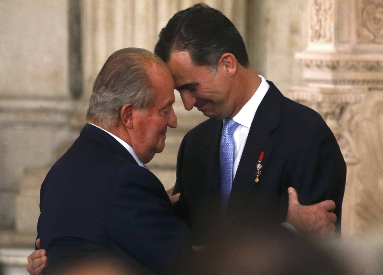 El Rey Juan Carlos abraza al Príncipe Felipe.