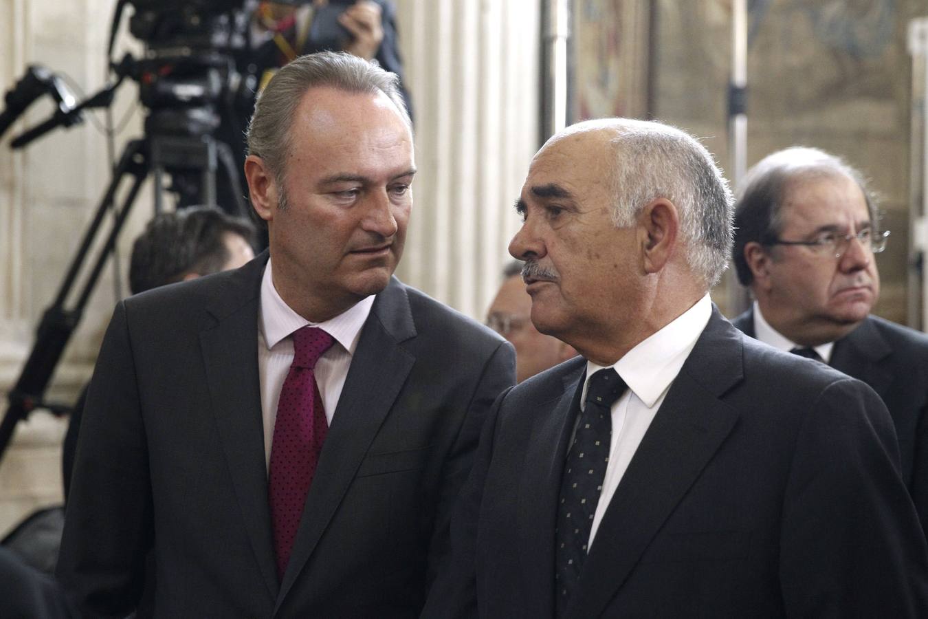 El presidente de la Generalitat valenciana, Alberto Fabra, conversa con el presidente de la Región de Murcia, Alberto Garre López.