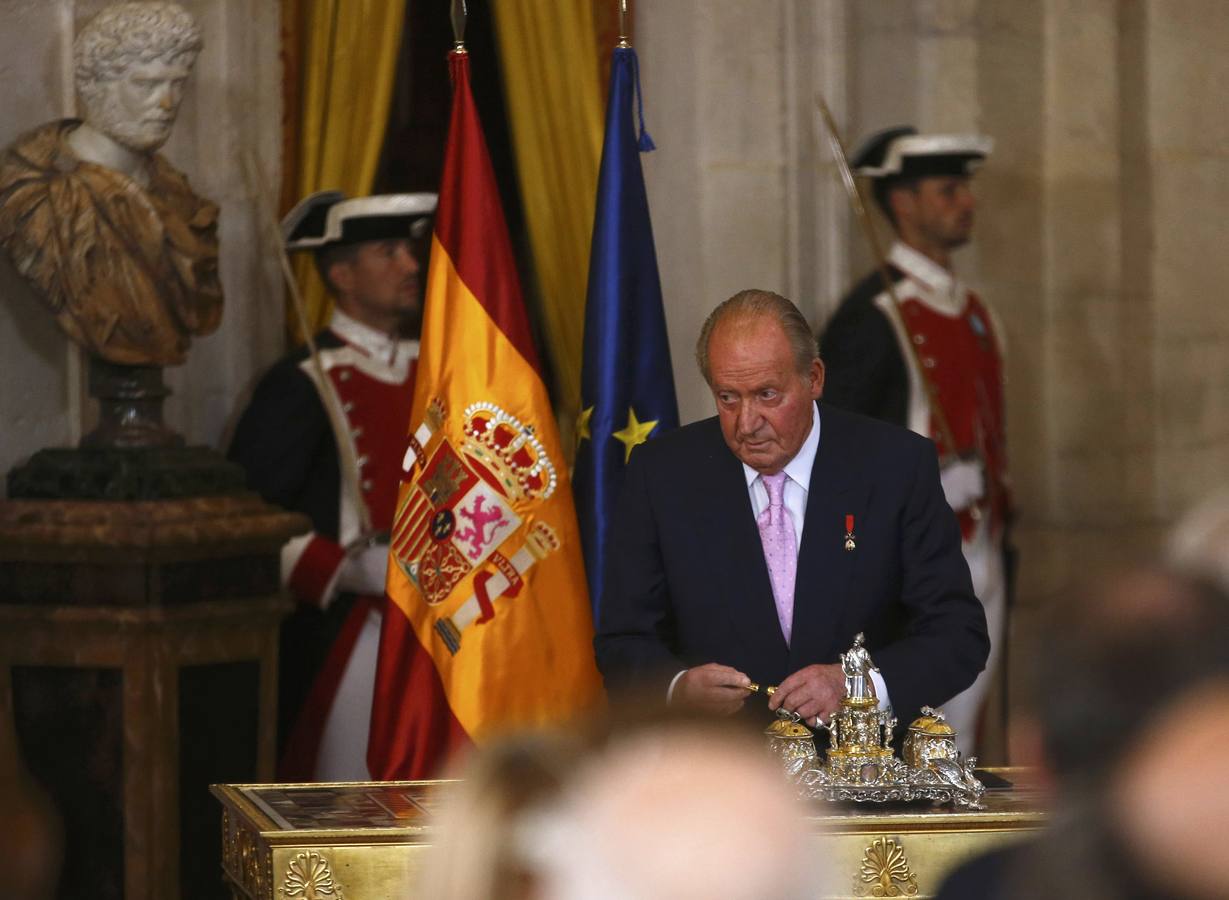 El Rey Juan Carlos se dispone a firmar la ley de abdicación.