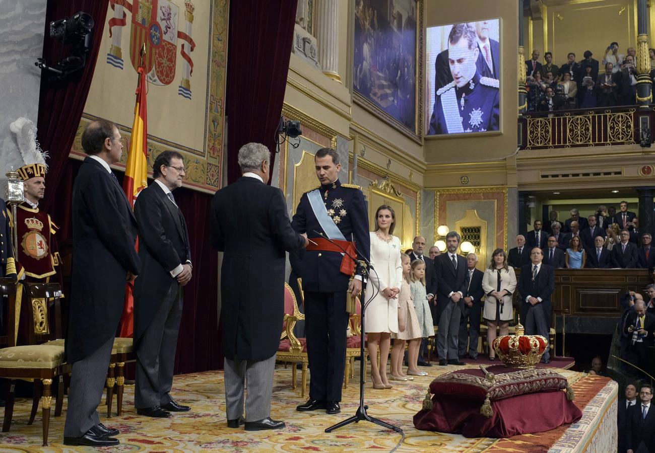 Felipe VI jura la Constitución ante las Cortes