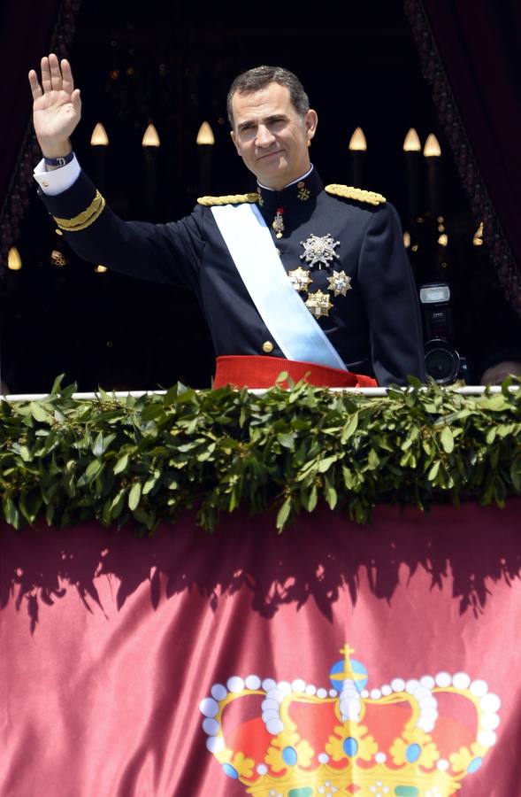 La Familia Real saluda desde el balcón del Palacio